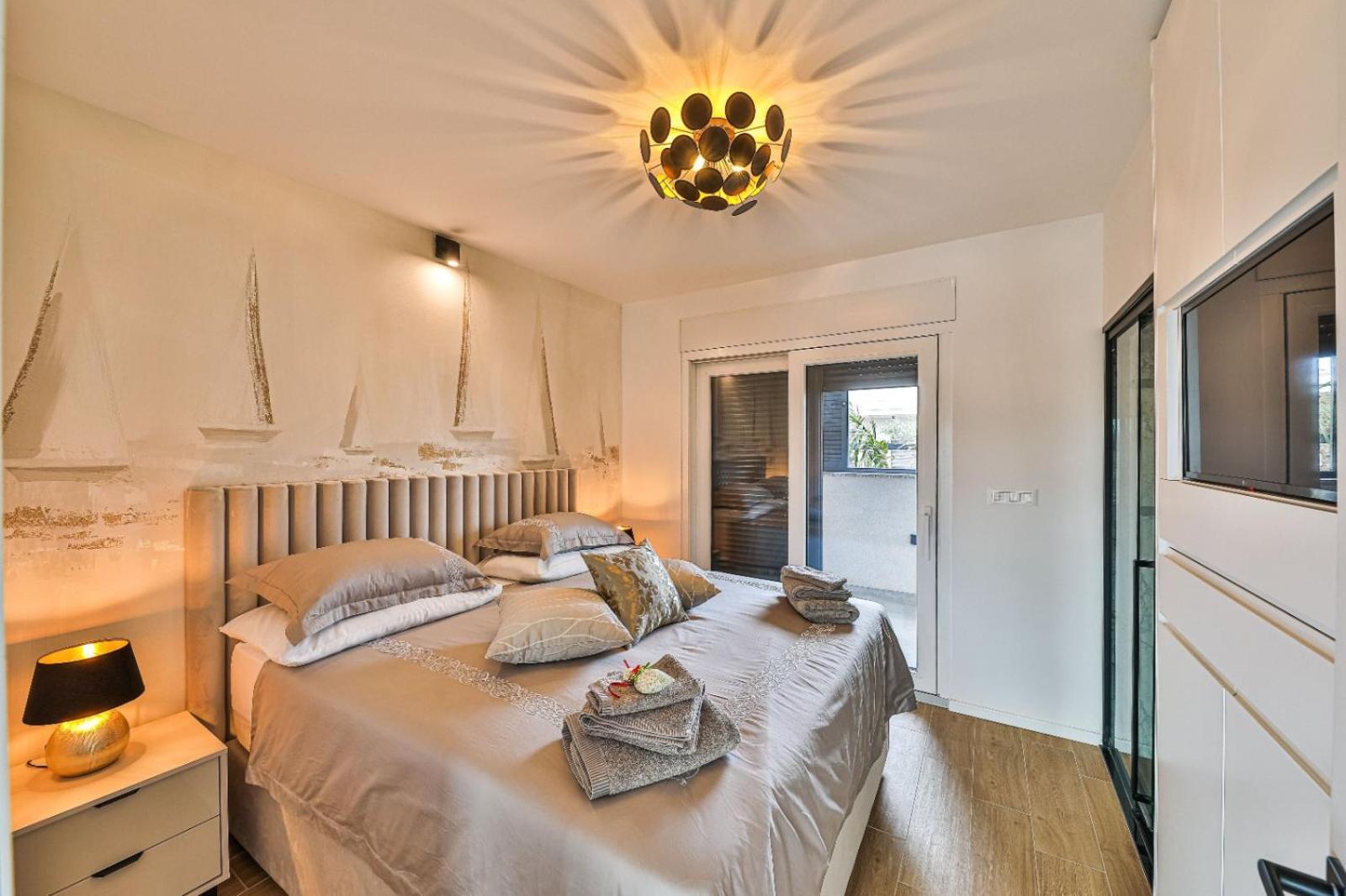Apartman Sky Pool Penthouse, The Largest Terrace 150M, Pool 38M, Three Luxury Rooms And Three Garages Split